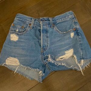 Levi denim shorts LIKE NEW size 25